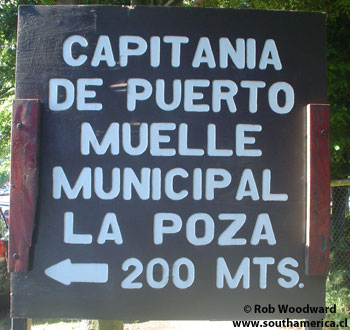 The sign that points you to Muelle Municipal La Poza in Pucón