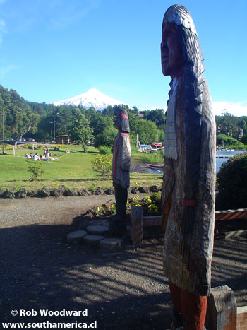 The carved statues of Mapuche at Muelle Municipal La Poza in Pucón