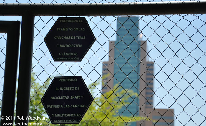 Parque Araucano Tennis Courts sign