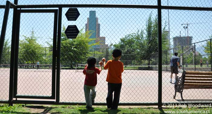 Watching a game of tennis at Parque Araucano