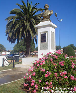 The statue of Arturo Prat whose name is given to the square