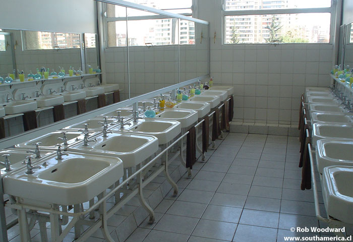 Escuela Militar bathroom