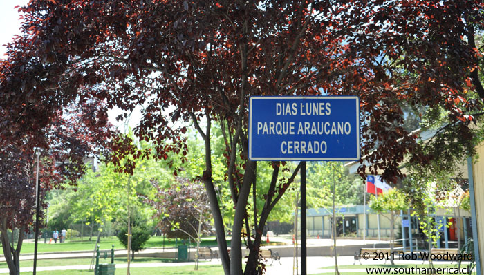 Parque Araucano Closed Sign