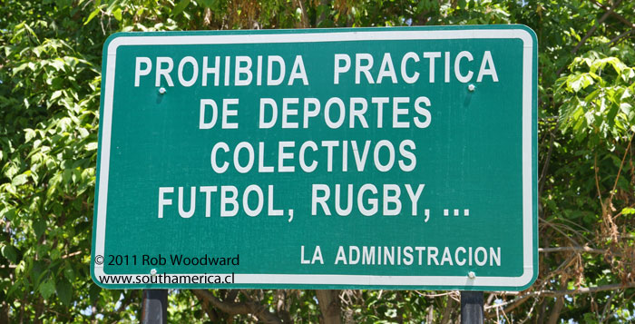 Sign at Parque Araucano saying no collective sports allowed